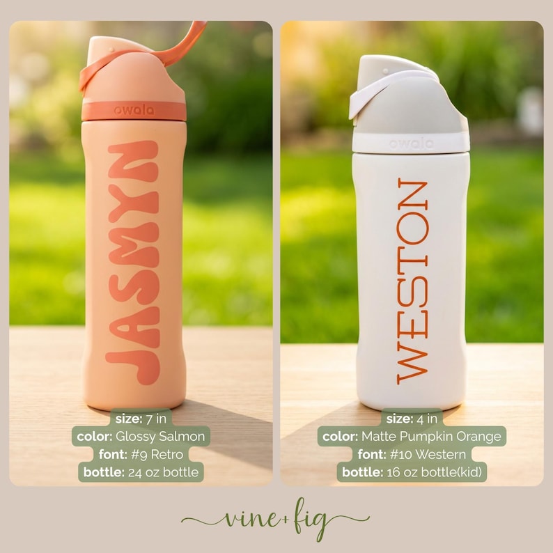 Puede incluir: Dos botellas de agua personalizadas. Una es salm&oacute;n brillante con "JASMYN" en fuente retro, 17.78 cm de alto, y una botella de 710 ml. La otra es blanca con "WESTON" en fuente Western, 10.16 cm de alto, y una botella de 473 ml.