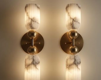 Aplique de pared de mármol y latón de estilo moderno de mediados de siglo / Lámpara de pared dorada de lujo / Lámpara para tocador de baño, dormitorio o sala de estar.