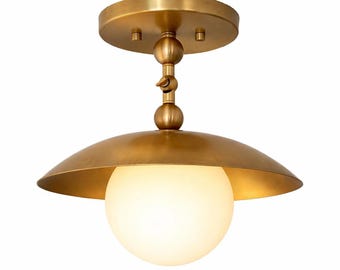 Handgefertigte Deckenleuchte aus massivem Messing, Opalglaskugel, Mid Century Modern Beleuchtung