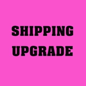 Könnte beinhalten: Ein leuchtend pinkfarbener Hintergrund mit den Worten "SHIPPING UPGRADE" in fetten, schwarzen Buchstaben. Der Text ist zentriert und nimmt den größten Teil des Bildes ein.