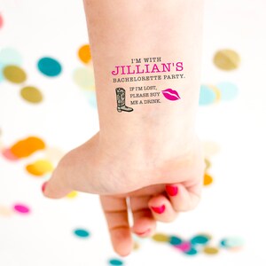Pu&ograve; includere: Un tatuaggio temporaneo con il testo nero I'M WITH JILLIAN'S BACHELORETTE PARTY. Sotto, il testo IF I'M LOST, PLEASE BUY ME A DRINK &egrave; stampato in nero, accompagnato da una piccola icona di stivale da cowboy nero e un'icona di labbra rosa acceso.