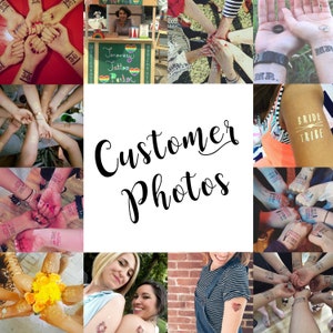 Pu&ograve; includere: Un collage di fotografie che mostra vari tatuaggi temporanei applicati sulla pelle, inclusi disegni in oro metallizzato, testo nero e grafiche colorate. Il testo centrale in corsivo nero recita Customer Photos.
