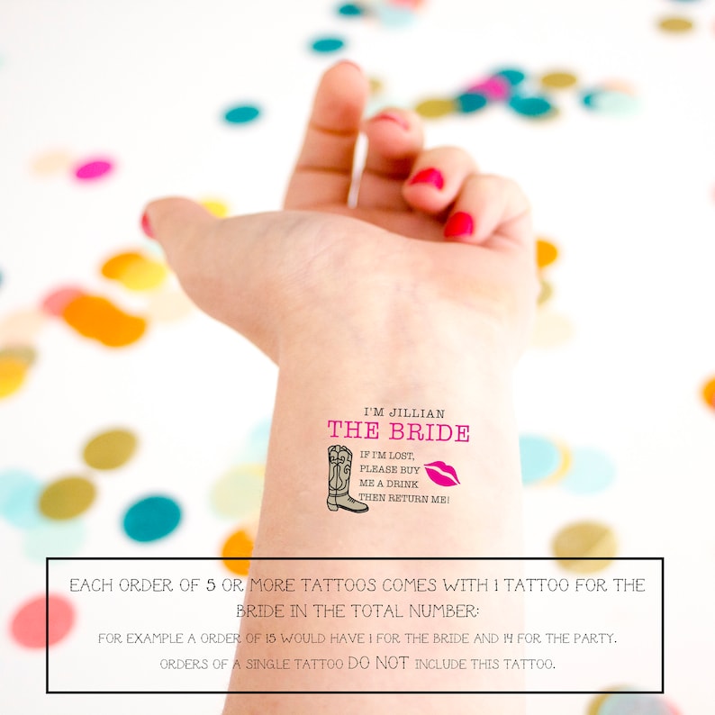 Pu&ograve; includere: Un tatuaggio temporaneo su un polso con il testo I'M JILLIAN THE BRIDE in rosa, un'illustrazione di uno stivale da cowboy nero, un'icona di labbra rosa e il testo nero IF I'M LOST, PLEASE BUY ME A DRINK THEN RETURN ME. Il design &egrave; nitido.