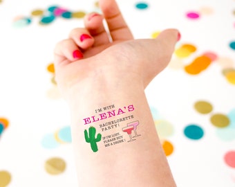 Può includere: Tatuaggio temporaneo su un polso con la scritta "I'M WITH ELENA'S BACHELORETTE PARTY! IF I'M LOST, PLEASE BUY ME A DRINK!". Il tatuaggio include un cactus verde e un cocktail rosa. Coriandoli multicolore sparsi.