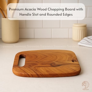 Könnte beinhalten: Rechteckiges Acacia-Holz-Schneidebrett mit Griffschlitz und abgerundeten Kanten. Das Brett hat ein natürliches Holzmaserungsmuster und eine hellbraune Farbe. Der Text "Premium Acacia Wood Chopping Board with Handle Slot and Rounded Edges" wird angezeigt.