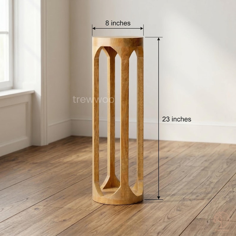 Op de afbeelding: Een lichtgekleurde houten plantenstandaard met een cirkelvormige bovenkant en een basis. De standaard is 58 cm hoog en 20 cm breed. De standaard heeft een uniek ontwerp met verticale steunen. De standaard is gemaakt van hout en heeft een natuurlijke afwerking.