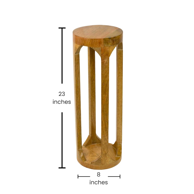 Op de afbeelding: Een houten plantenstandaard met een ronde bovenkant en open, geometrische zijkanten. De standaard is 58 cm hoog en 20 cm breed. Het hout heeft een natuurlijke, lichtbruine afwerking, geschikt voor planten of decoratie.