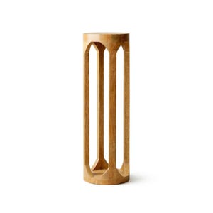 Op de afbeelding: Een lichtbruine, cilindrische houten plantenstandaard met een geometrisch ontwerp. De standaard heeft verticale steunen en een cirkelvormige boven- en onderkant. De standaard is ongeveer 76 cm hoog.