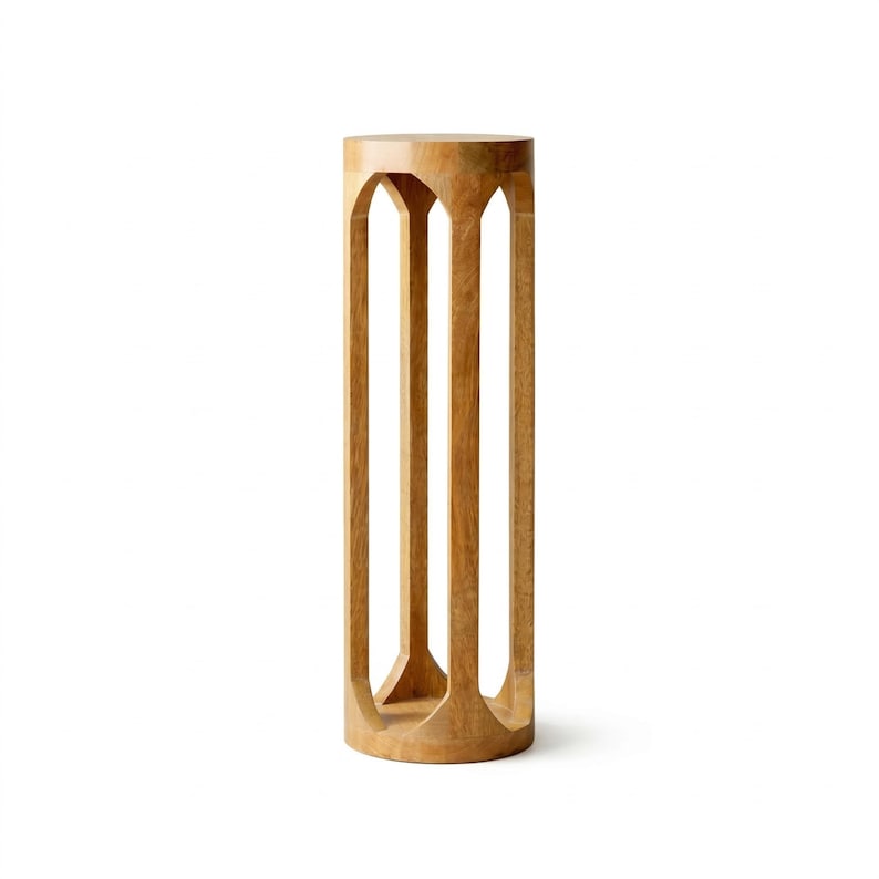 Op de afbeelding: Een lichtbruine, cilindrische houten plantenstandaard met een geometrisch ontwerp. De standaard heeft verticale steunen en een cirkelvormige boven- en onderkant. De standaard is ongeveer 76 cm hoog.