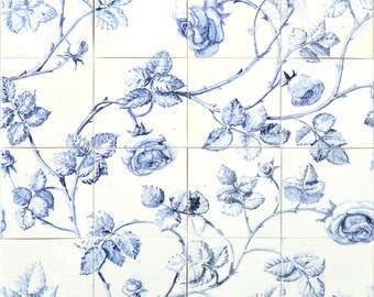 Puede incluir: Un conjunto de baldosas cuadradas blancas con un patrón repetitivo de rosas y hojas azules. El diseño floral presenta ilustraciones detalladas de rosas, capullos y follaje, creando una estética clásica y elegante. Las baldosas están dispuestas en una cuadrícula.