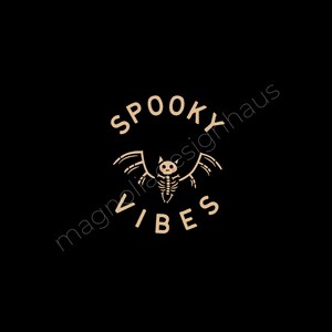 Pu&ograve; includere: Sfondo nero con una grafica beige che recita "Spooky Vibes". La grafica presenta un pipistrello scheletro con le ali spiegate. Il testo &egrave; in un font arrotondato, creando un tema di Halloween giocoso.