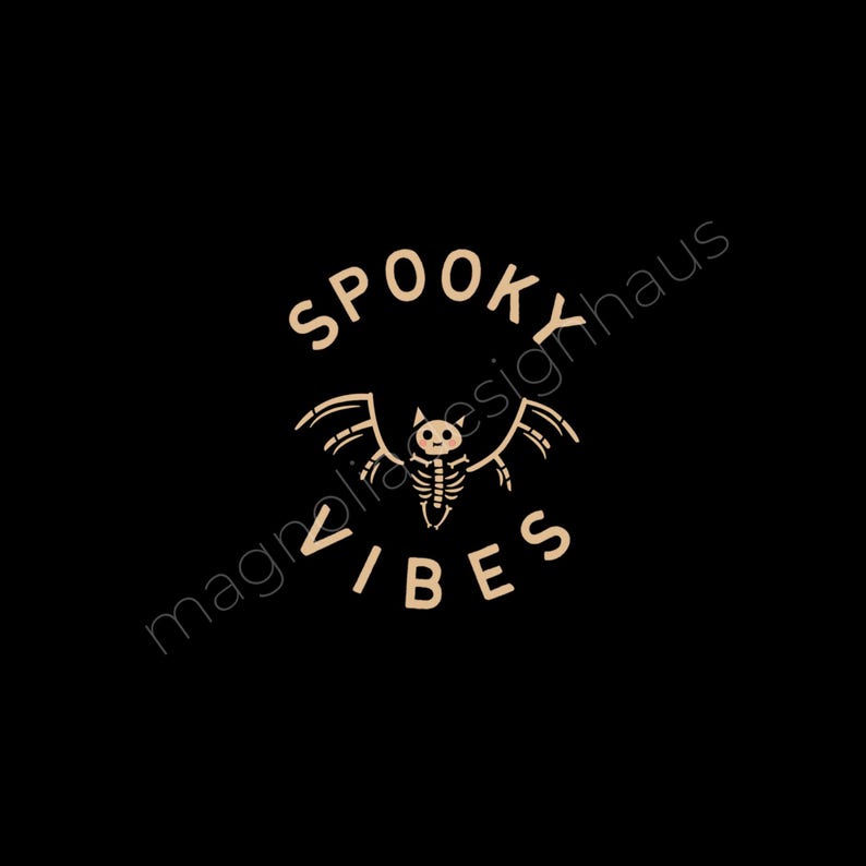 Pu&ograve; includere: Sfondo nero con una grafica beige che recita "Spooky Vibes". La grafica presenta un pipistrello scheletro con le ali spiegate. Il testo &egrave; in un font arrotondato, creando un tema di Halloween giocoso.