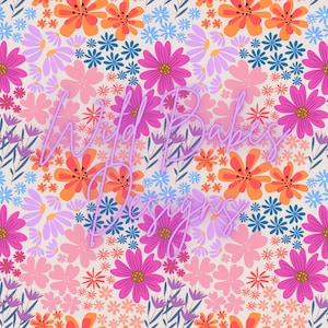Könnte beinhalten: Ein lebendiges Blumenmuster mit Blumen in Rosa, Orange, Blau und Lila. Das Design enthält den Text "Wild Babes Designs" in einer kursiven Schriftart, der auf dem floralen Hintergrund überlagert ist. Die Blumen sind in einem sich wiederholenden Muster angeordnet.