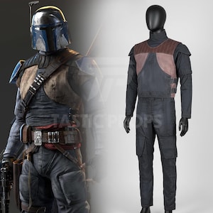 Könnte beinhalten: Ein detailliertes Kostüm aus einer Science-Fiction-Serie, mit einem Helm mit blauen und silbernen Akzenten, einer Brustplatte und einer dunkelgrauen Hose. Das Outfit beinhaltet einen Werkzeuggürtel und einen Blaster. Ein passendes Outfit wird auf einer Schaufensterpuppe ausgestellt.