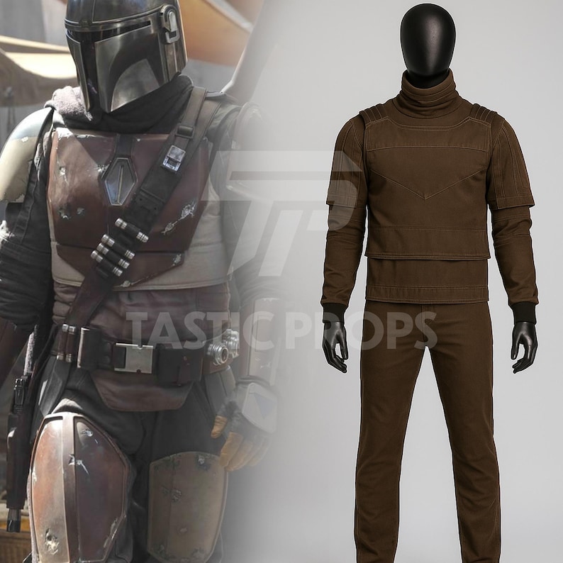 Pu&ograve; includere: Un costume marrone con collo alto, maniche lunghe e pantaloni abbinati, esposto su un manichino nero. Il costume ricorda un personaggio di fantascienza. L'immagine mostra anche un costume Mandaloriano.