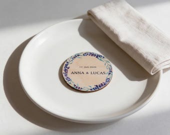 Platzkarten Holz personalisiert Ø6cm – Lavendelblüten – Gäste Namen Tischkarten – Hochzeit Gastgeschenk