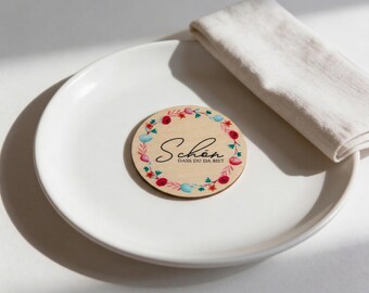 Platzkarten Ostern Holz personalisiert Ø6cm – Frühlingskranz Beerenrot – Tischdeko Ostern – Namenskarte Holz