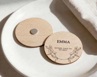 Platzkarten Hochzeit Holz Ø6cm personalisiert – Blütenkranz | Line Art – Tischkarten Namen – Gastgeschenk Magnet