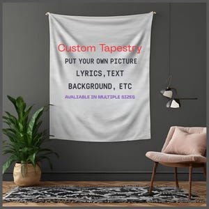 以下が含まれることがあります： 「Custom Tapestry, PUT YOUR OWN PICTURE LYRICS, TEXT BACKGROUND, ETC AVAILABLE IN MULTIPLE SIZES」と書かれた白いタペストリー。タペストリーは壁に掛けられています。部屋には植物、椅子、ラグがあります。