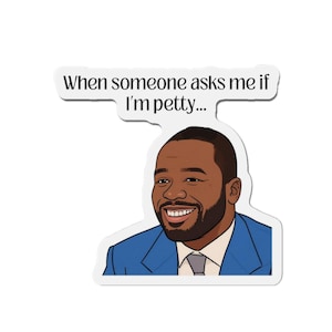 Könnte beinhalten: Ein weißer Aufkleber mit dem Text "When someone asks me if I'm petty..." über einer Cartoon-Illustration eines lächelnden schwarzen Mannes in einem blauen Anzug und einer grauen Krawatte.