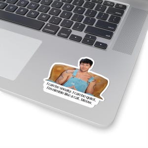 Puede incluir: Una pegatina con un hombre con un mono azul sentado en un sillón amarillo. La pegatina tiene el texto: "I can be sneaky. I can be quiet. I'm nimble like a cat. Meow."