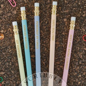 Just One More Commit-potlodenset – grappige programmeerpotloden met foliestempel | Codeercadeau | Briefpapier voor ontwikkelaars (IT 2.)