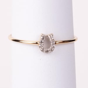 Elegant hästskoring, diamantring i 14 karat guld, stapelring med lycka, minimalistisk lyckoamulett, ridsmycken, present till henne