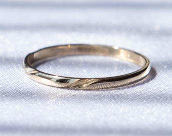 Gouden dunne twist-band – 14 kt massief gouden minimalistische ring, sierlijke band met textuur, alledaagse stapelbare gouden sieraden