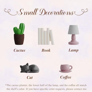 Puede incluir: Imagen que muestra objetos decorativos en miniatura. Se presentan un cactus verde en una maceta marr&oacute;n, libros blancos, una l&aacute;mpara rosa, una figura de gato gris y una taza de caf&eacute; rosa con un platillo. El texto "Small Decorations" est&aacute; en la parte superior.