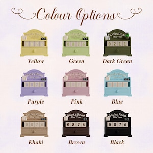 Puede incluir: Una colecci&oacute;n de nueve contadores de libros de madera con forma de estanter&iacute;a, en varios colores: amarillo, verde, verde oscuro, morado, rosa, azul, caqui, marr&oacute;n y negro. Cada contador muestra el texto "Books Read This Year" y una pantalla num&eacute;rica.