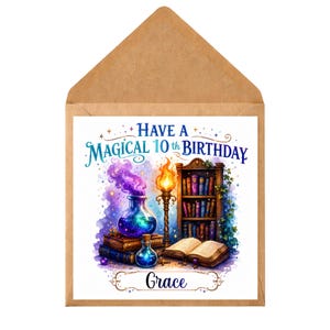 Puede incluir: Una tarjeta de felicitación cuadrada en un sobre marrón con el texto 'HAVE A MAGICAL 10th BIRTHDAY' y 'Grace'. La ilustración muestra una botella de poción con humo morado, una antorcha encendida, una estantería y un libro abierto.