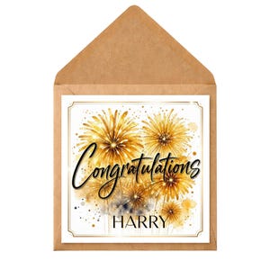 Könnte beinhalten: Eine quadratische Grußkarte in einem braunen Kraftpapierumschlag. Die Karte hat einen weißen Hintergrund mit goldenen Aquarell-Feuerwerken, dem schwarzen Schriftzug "Congratulations" und dem Namen "HARRY" in schwarzer Schrift unten.