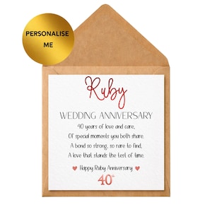 Può includere: Un biglietto bianco con la parola "Ruby" in rosso, che celebra il 40° anniversario di matrimonio. Il biglietto è all'interno di una busta marrone, con un adesivo dorato che dice "Personalizza Me". Il biglietto include una poesia.