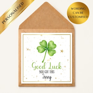 Puede incluir: Tarjeta de felicitación con una ilustración de trébol de cuatro hojas verde y la frase "Good Luck, You Got This, Jenny". La tarjeta está dentro de un sobre marrón. También se ven las palabras "Personalizado" y "La redacción se puede personalizar".