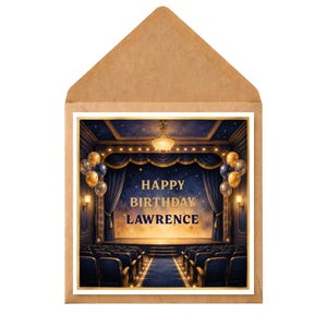 Könnte beinhalten: Geburtstagskarte mit einer Theaterbühne und dem Text "HAPPY BIRTHDAY LAWRENCE". Die Karte befindet sich in einem braunen Umschlag. Die Bühne ist mit Luftballons, Vorhängen und einem Kronleuchter geschmückt.