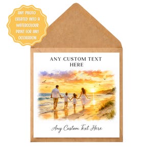 Peut inclure: Une carte carrée dans une enveloppe brune avec une impression style aquarelle représentant une famille marchant sur une plage au coucher du soleil. Le texte ANY CUSTOM TEXT HERE figure en haut et en bas. Un badge jaune indique ANY PHOTO CREATED INTO A WATERCOLOUR PRINT FOR ANY OCCASSION.