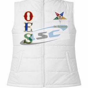 Op de afbeelding: Wit gewatteerd vest met een ritssluiting over de hele lengte en twee voorzakken. Het vest heeft de letters OES in rood, blauw en groen, samen met een sterembleem en de tekst "Sis Richmond".