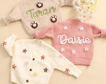 Cardigan tricot cerise personnalisé, cardigan au crochet personnalisé, combinaison bébé prénom brodé, cadeau nouveau-né pour garçon fille, cadeau 1er anniversaire