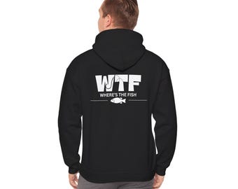 Könnte beinhalten: Schwarzer Kapuzenpullover mit dem weißen Text "WTF WHERE'S THE FISH". Das Design beinhaltet einen Angelhaken und eine Fischgrafik. Ein lässiges Kleidungsstück, geeignet für den Alltag.