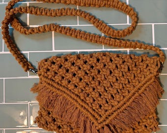 Bolso de hombro de macramé marrón