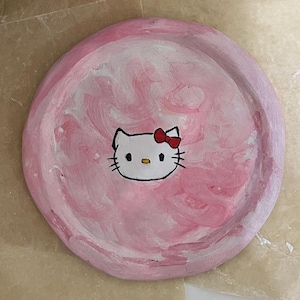 Pink Kawaii Cat Jewelry Dish – Handmade Clay Trinket Tray – Cute Character Ring Holder – Pastel Vanity Decor – Sanrio-Inspired Gift