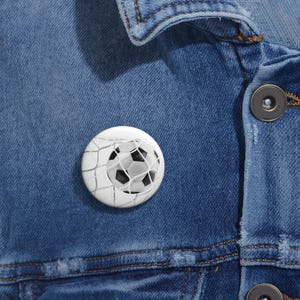 Personalisierte Fußball Pin Buttons | Personalisierte Sportabzeichen, einzigartige Geschenke für Fußballfans, Partygeschenke, Teamgeist, Sportzubehör
