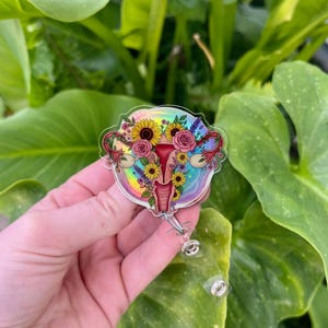 Regenbogen Uterus Abzeichen Rolle | Feministische Krankenschwester Ausweishülle | Floral Medizinischer Abzeichen Clip | Farbenfrohes einziehbares OB GYN Accessoire Geschenk