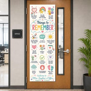 Könnte beinhalten: Ein vertikales rechteckiges Poster an einer Holztür mit dem Text Things to REMEMBER und Welcome to Mrs. Sophia's Office. Das Design enthält bunte Illustrationen eines Regenbogens, einer Sonne, einer Rakete, Herzen und verschiedener motivierender Sprüche.