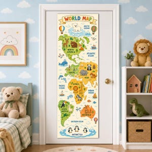 以下が含まれることがあります： 上部に「WORLD MAP」という文字が書かれた、カラフルな世界地図の縦型ウォールステッカー。大陸ごとに異なる色で塗り分けられ、動物、ランドマーク、熱気球、船のイラストが海や大陸のあちこちに描かれています。