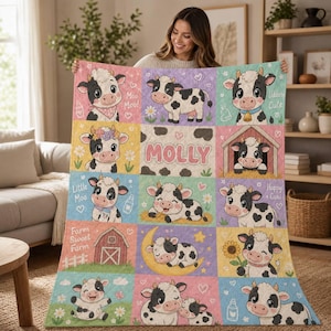Può includere: Una coperta trapuntata con una griglia di illustrazioni di mucche in stile cartone animato dai colori pastello. Il design include mucche in varie pose, un fienile, una luna crescente e il nome MOLLY in lettere rosa. Il testo include Moo Moo, Udderly Cute, Little Moo, Happy Cow e Farm Sweet Farm.