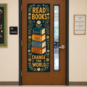 K&ouml;nnte beinhalten: Ein vertikales, rechteckiges T&uuml;rbanner mit dunkelblauem Hintergrund und dem gelben Schriftzug READ BOOKS CHANGE THE WORLD. Das Design zeigt einen Stapel aus vier bunten B&uuml;chern, umgeben von floralen Ranken sowie wei&szlig;en und gelben Blumen.