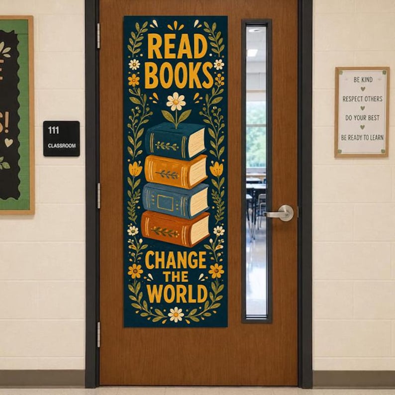 K&ouml;nnte beinhalten: Ein vertikales, rechteckiges T&uuml;rbanner mit dunkelblauem Hintergrund und dem gelben Schriftzug READ BOOKS CHANGE THE WORLD. Das Design zeigt einen Stapel aus vier bunten B&uuml;chern, umgeben von floralen Ranken sowie wei&szlig;en und gelben Blumen.