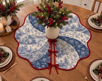 Gesteppter Weihnachtsbaumrock, blau-weißes Toile-de-Jouy-Blumenmuster, gewellter Rand