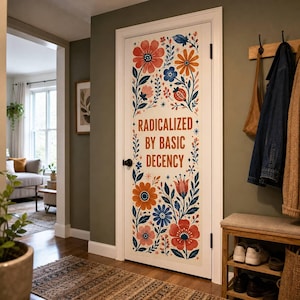 Puede incluir: Una puerta interior blanca con un colorido patrón floral en tonos rojos, naranjas y azules, con el texto "RADICALIZED BY BASIC DECENCY" impreso en letras mayúsculas naranjas en el centro, rodeado de varias ilustraciones botánicas.